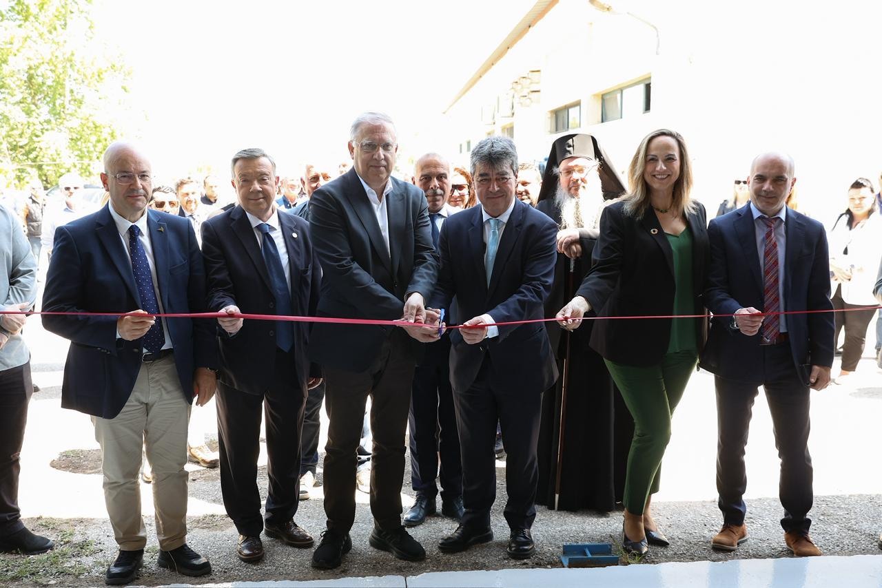 Κοπή κορδέλας εγκαινίων 