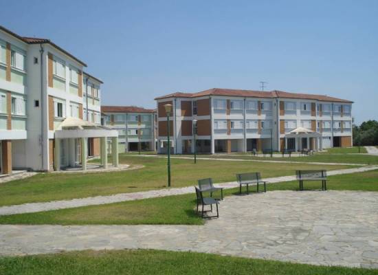 Εικόνα από τον εξωτερικό χώρο της φοιτητικής εστίας στη Λάρισα