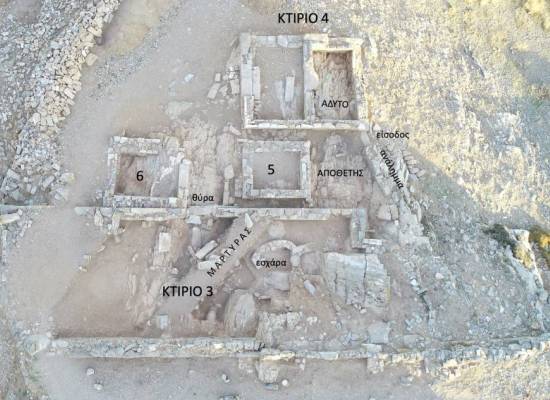 Αεροφωτογραφία του Βόρειου τμήματος της ακρόπολης της αρχαίας Κύθνου (ιερό Δήμητρας και Κόρης) (φωτ. Α. Μαζαράκης Αινιάν).