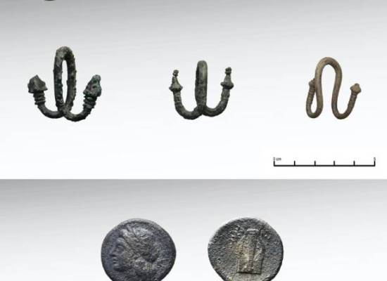 Πάνω: Χάλκινα και αργυρά κοσμήματα (στρεπτά ενώτια, βελόνη, δαχτυλίδι, περίαπτο). Κάτω: Αργυρό νόμισμα Κύθνου, ελληνιστικών χρόνων.