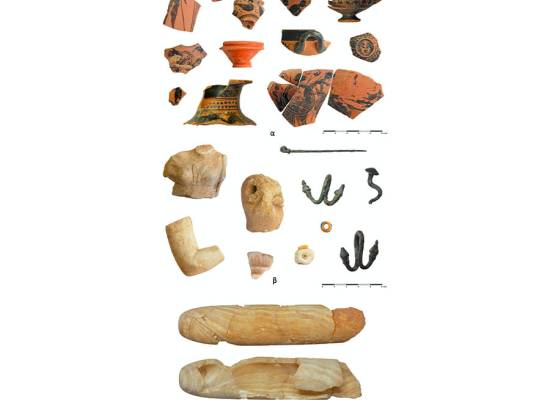 Εικ. 7α. Θραύσματα αρχαϊκών και κλασικών μελανόμορφων αγγείων και μετάλλιο ανάγλυφου σκύφου (μέσον δεξιά). Εικ. 7β. Διάφορα μαρμάρινα, υάλινα και μετάλλινα αναθήματα. Εικ. 7γ. Αλαβάστρινο αγγείο.