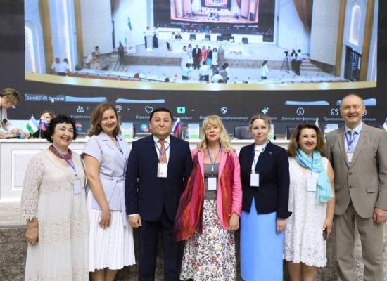 Με τον Πρύτανη του Samarkand State Institute of Foreign Languages, Assoc. Professor Kholiqov Bahodir Alikulovich και καθηγητές/τριες από Ρωσία.