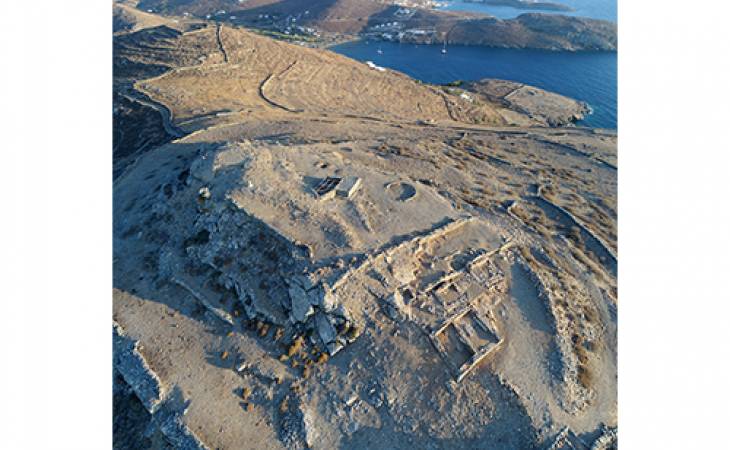 Εικ. 1. Άποψη της ακρόπολης της αρχαίας Κύθνου, από τα Βόρεια (φωτ. Κ. Ξενικάκης)