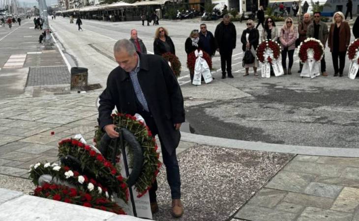 O Αντιπρύτανης Παναγιώτης Πλαγεράς, καθώς καταθέτει στεφάνι στο Βόλο ως εκπρόσωπος των Πρυτανικών Αρχών του Πανεπιστημίου Θεσσαλίας, στη μνήμη όσων θυσιάστηκαν στο Πολυτεχνείο.