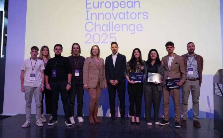 Η Αντιπρύτανις, Χρυσή Λασπίδου και ο Κωνσταντίνος Βαρδακώστας, Αντιπεριφερειάρχης Στερεάς Ελλάδας, με τις ομάδες του Μαραθωνίου Καινοτομίας στην Τεχνολογία και Υγεία της One Planet Thessaly